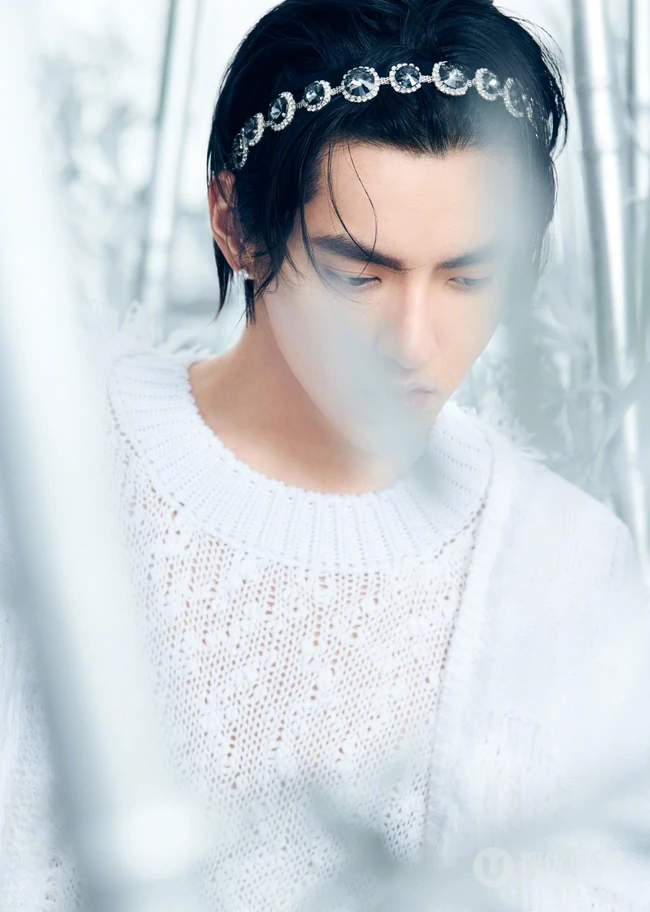 吴亦凡白色系梦幻宣传写真大片，头戴发箍个性十足