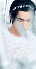 吴亦凡白色系梦幻宣传写真大片，头戴发箍个性十足
