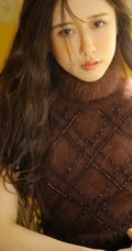 动人的线条感，清秀长发女生毛衣短裤显线条感写真图片