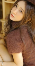 动人的线条感，清秀长发女生毛衣短裤显线条感写真图片