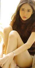 动人的线条感，清秀长发女生毛衣短裤显线条感写真图片