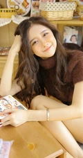 动人的线条感，清秀长发女生毛衣短裤显线条感写真图片