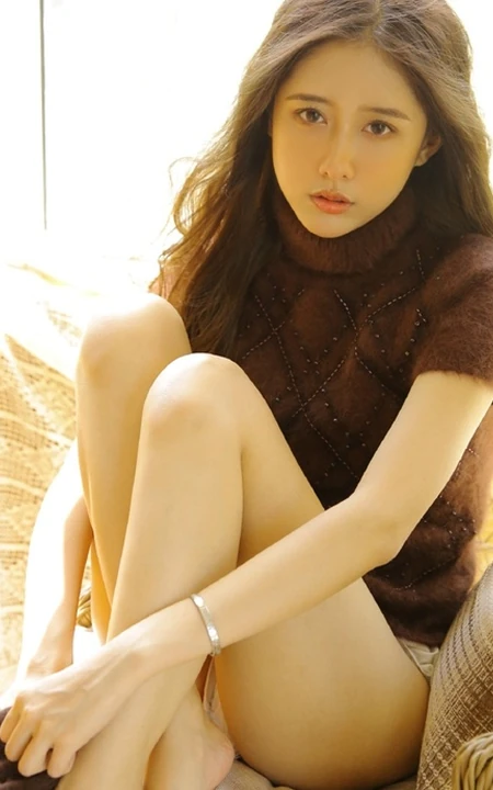动人的线条感，清秀长发女生毛衣短裤显线条感写真图片