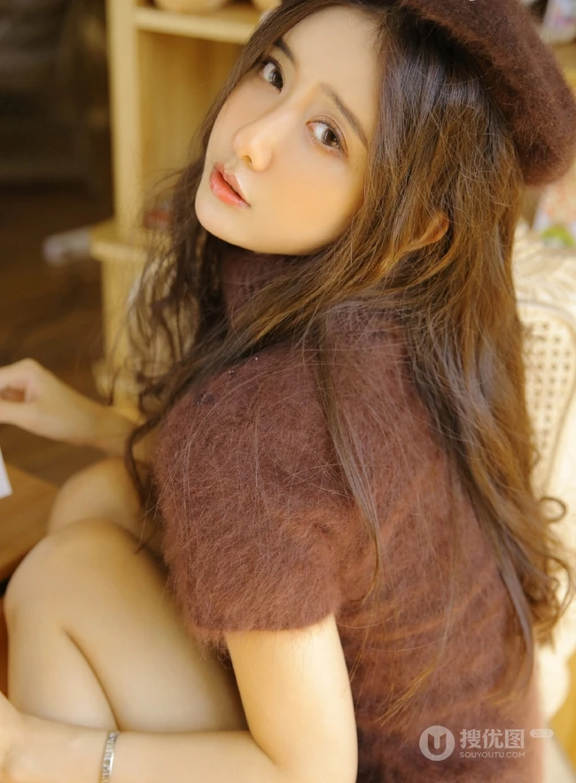 动人的线条感，清秀长发女生毛衣短裤显线条感写真图片