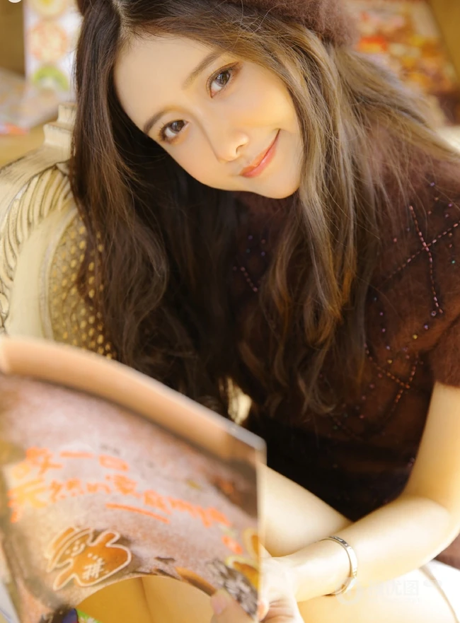 动人的线条感，清秀长发女生毛衣短裤显线条感写真图片