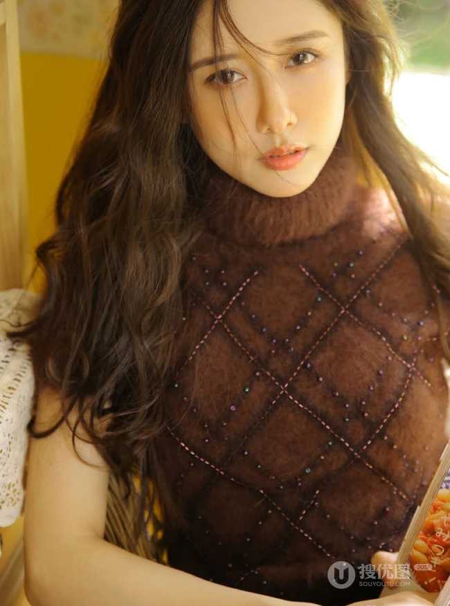 动人的线条感，清秀长发女生毛衣短裤显线条感写真图片