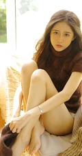 动人的线条感，清秀长发女生毛衣短裤显线条感写真图片