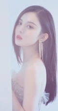 古力娜扎超长礼裙长裙礼服气质出镜，长发飘逸身材婀娜