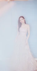 古力娜扎超长礼裙长裙礼服气质出镜，长发飘逸身材婀娜