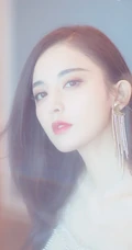 古力娜扎超长礼裙长裙礼服气质出镜，长发飘逸身材婀娜