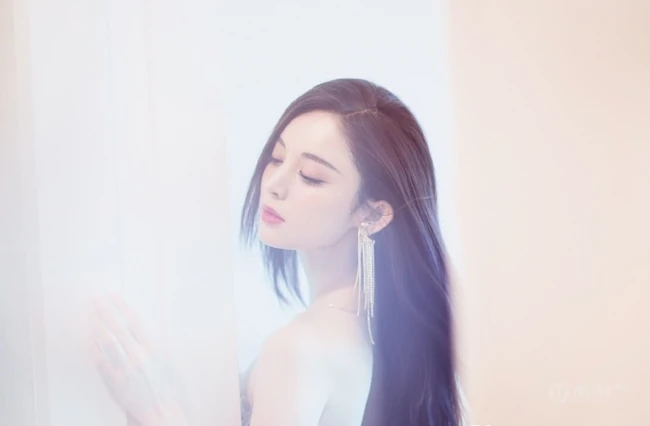 古力娜扎超长礼裙长裙礼服气质出镜，长发飘逸身材婀娜