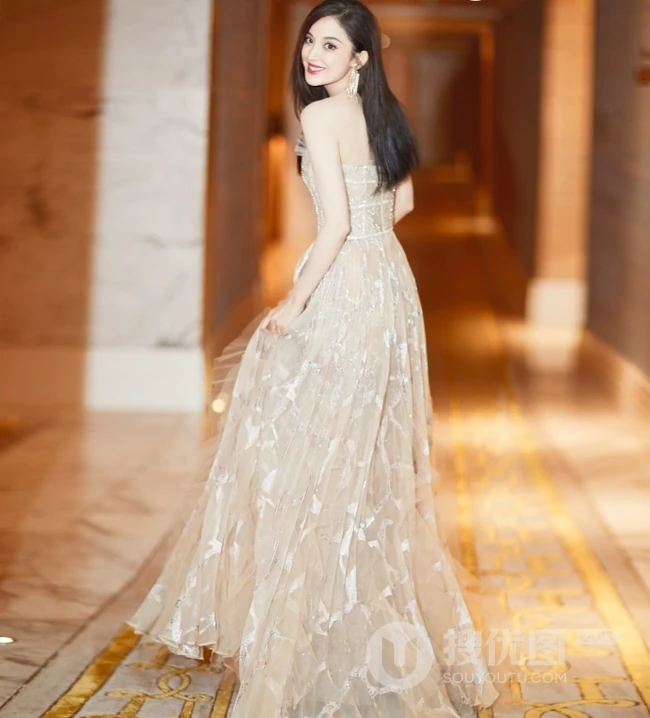 古力娜扎超长礼裙长裙礼服气质出镜，长发飘逸身材婀娜