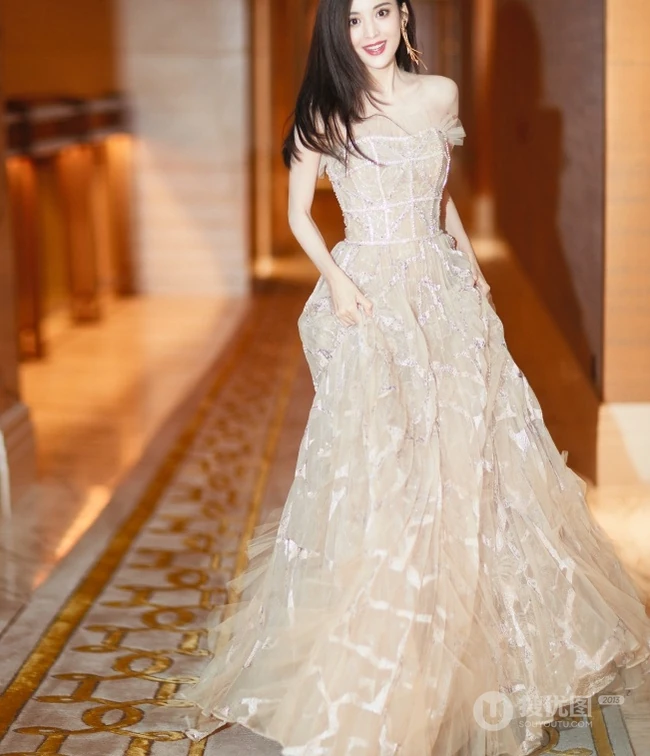 古力娜扎超长礼裙长裙礼服气质出镜，长发飘逸身材婀娜