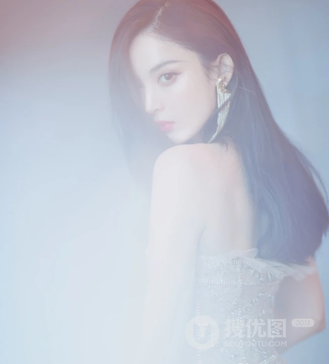古力娜扎超长礼裙长裙礼服气质出镜，长发飘逸身材婀娜