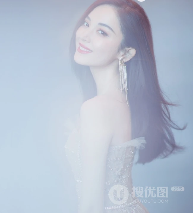 古力娜扎超长礼裙长裙礼服气质出镜，长发飘逸身材婀娜