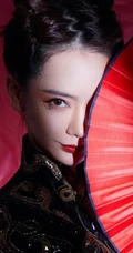女生戚薇国潮风造型气质魅惑出镜，手拿红扇半遮秀丽容颜