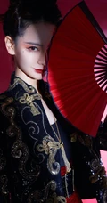 女生戚薇国潮风造型气质魅惑出镜，手拿红扇半遮秀丽容颜