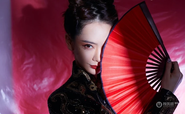 女生戚薇国潮风造型气质魅惑出镜，手拿红扇半遮秀丽容颜