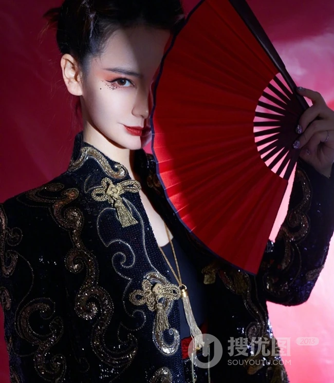 女生戚薇国潮风造型气质魅惑出镜，手拿红扇半遮秀丽容颜