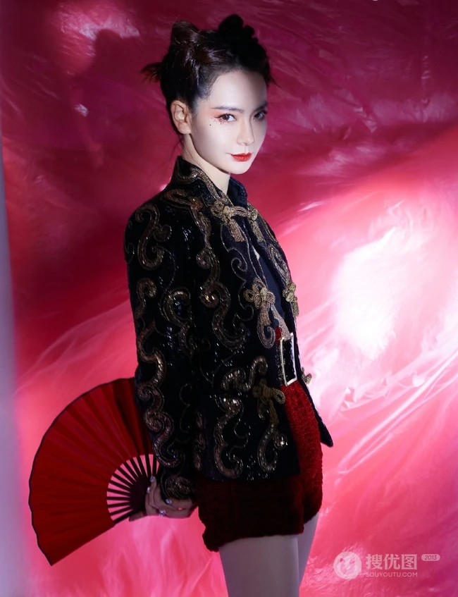 女生戚薇国潮风造型气质魅惑出镜，手拿红扇半遮秀丽容颜