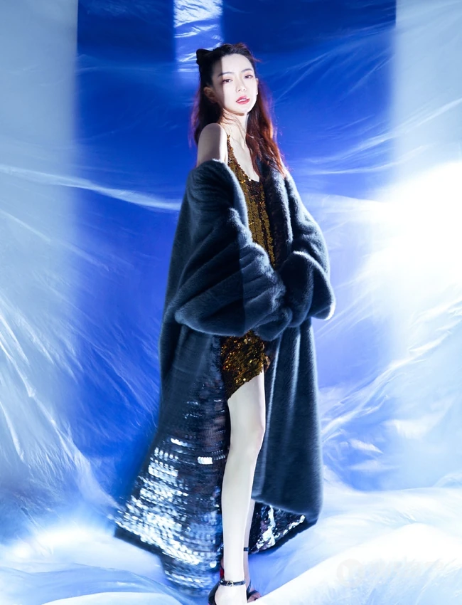 气质风，戚薇庆生国潮风写真图集，微露香肩，吸睛力十足