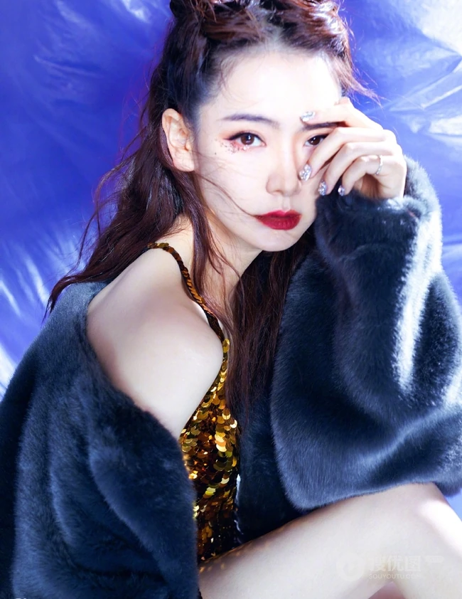 气质风，戚薇庆生国潮风写真图集，微露香肩，吸睛力十足