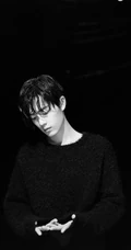 男演员肖战帅气动人湿发，清透高清黑白魅惑写真图片