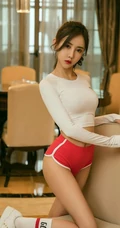 气质运动装女生Silin紧身白T短裤室内写真线条感写真图片