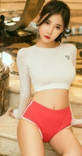 气质运动装女生Silin紧身白T短裤室内写真线条感写真图片