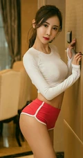 气质运动装女生Silin紧身白T短裤室内写真线条感写真图片