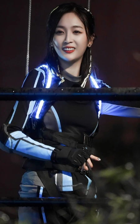 吴宣仪追跑真人秀《追我吧》节目中紧身衣裤着身好看照片