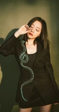 张靓颖酷黑国潮风格 西装搭短裙袜装显线条感写真图片