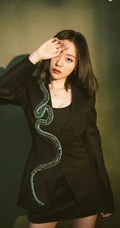 张靓颖酷黑国潮风格 西装搭短裙袜装显线条感写真图片