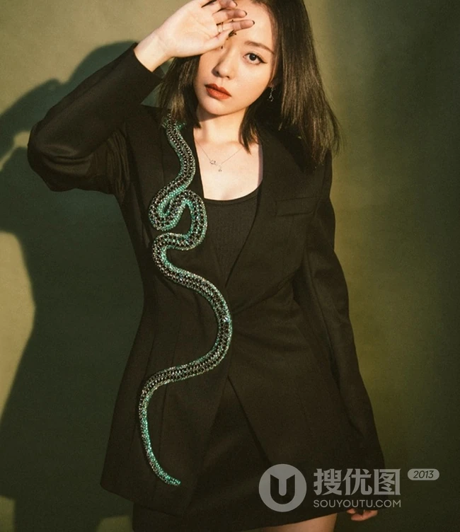 张靓颖酷黑国潮风格 西装搭短裙袜装显线条感写真图片