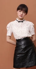 少女感满满，女生文淇碎花上衣搭黑色皮裙唯美写真大图