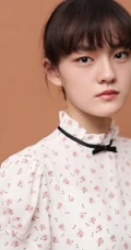 少女感满满，女生文淇碎花上衣搭黑色皮裙唯美写真大图