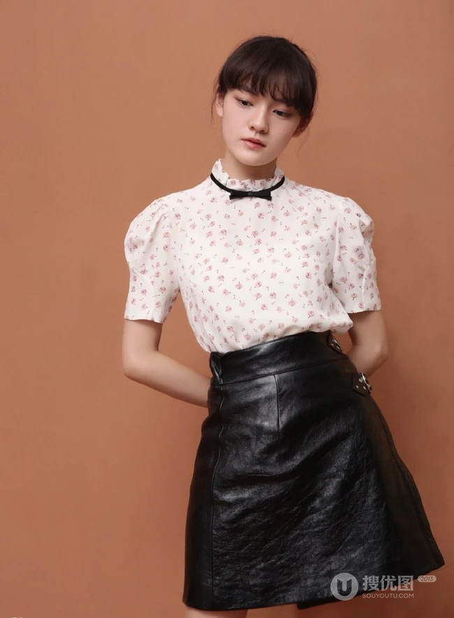 少女感满满，女生文淇碎花上衣搭黑色皮裙唯美写真大图