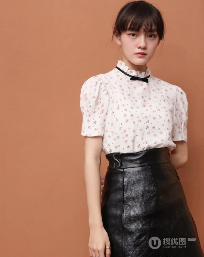 少女感满满，女生文淇碎花上衣搭黑色皮裙唯美写真大图