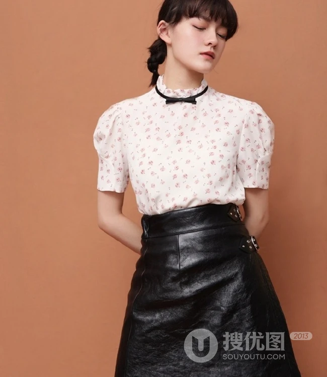 少女感满满，女生文淇碎花上衣搭黑色皮裙唯美写真大图