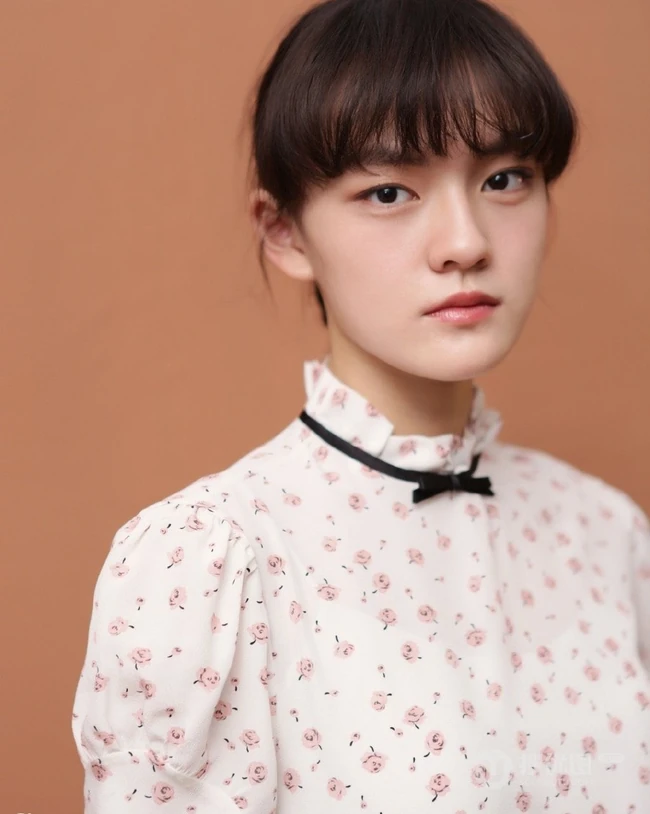 少女感满满，女生文淇碎花上衣搭黑色皮裙唯美写真大图
