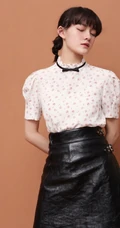 少女感满满，女生文淇碎花上衣搭黑色皮裙唯美写真大图