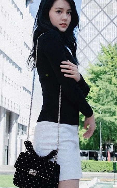 混血女生李诗颖Maxi Li黑白质感街拍写真大片