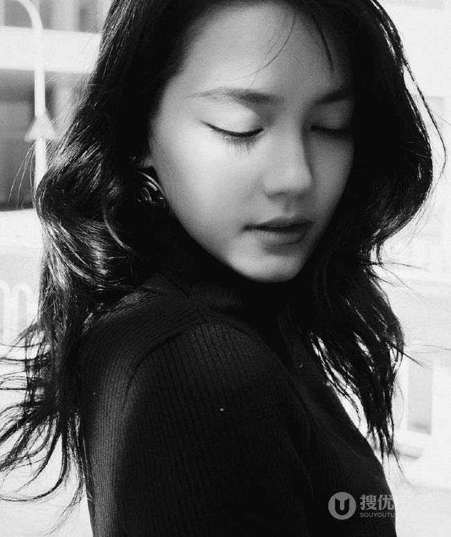 混血女生李诗颖Maxi Li黑白质感街拍写真大片