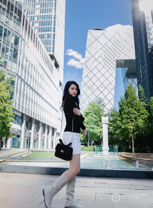 混血女生李诗颖Maxi Li黑白质感街拍写真大片