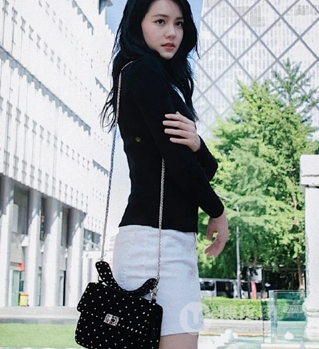 混血女生李诗颖Maxi Li黑白质感街拍写真大片