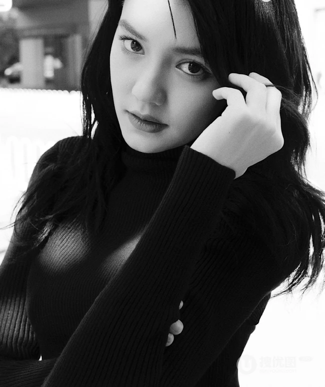 混血女生李诗颖Maxi Li黑白质感街拍写真大片