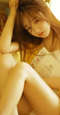 长发秀气线条感少女温馨唯美室内照 没事就喜欢看美食周刊