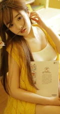 长发秀气线条感少女温馨唯美室内照 没事就喜欢看美食周刊