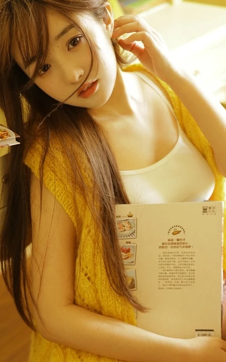 长发秀气线条感少女温馨唯美室内照 没事就喜欢看美食周刊