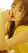 长发秀气线条感少女温馨唯美室内照 没事就喜欢看美食周刊